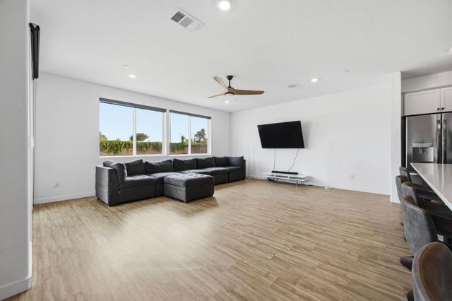 5843 W Laguna Avenue, Fresno, CA 93722