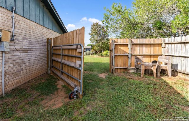 1309 E Medina, Pearsall, TX 78061