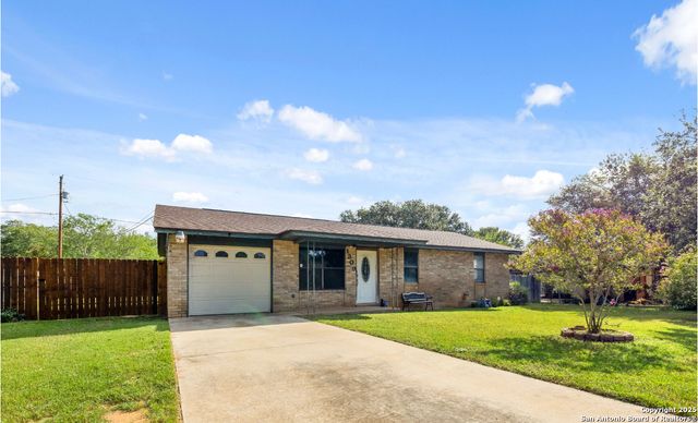 1309 E Medina, Pearsall, TX 78061
