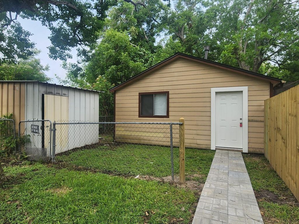 221 E Lobit Street A, Baytown, TX 77520