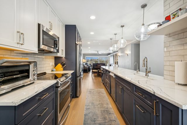 1 Dee Road N 3G, Park Ridge, IL 60068