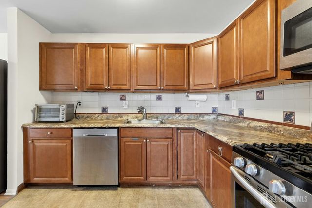 324 Cricket Lane, Woodbridge Proper, NJ 07095