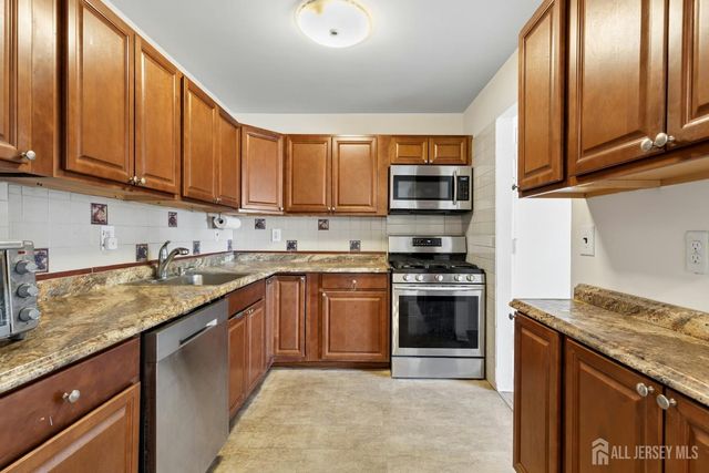 324 Cricket Lane, Woodbridge Proper, NJ 07095