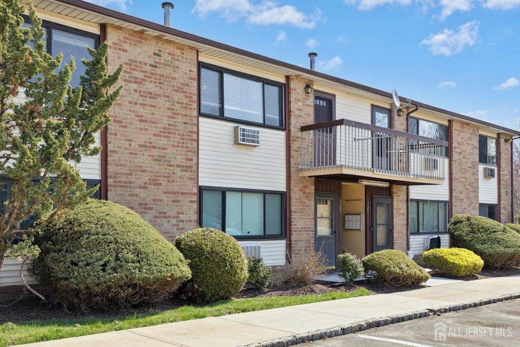 324 Cricket Lane, Woodbridge Proper, NJ 07095