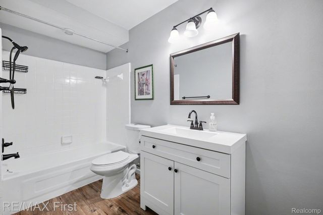 38103 Jefferson Avenue, Harrison Charter Township, MI 48045