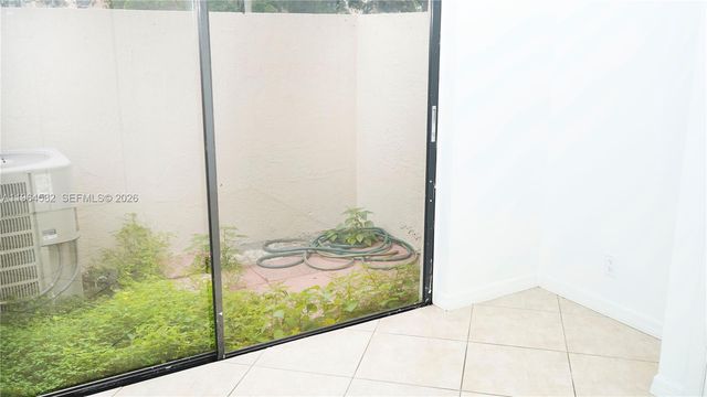 7041 SW 42nd Pl, Davie, FL 33314