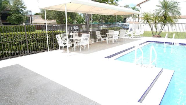 7041 SW 42nd Pl, Davie, FL 33314