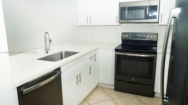 7041 SW 42nd Pl, Davie, FL 33314