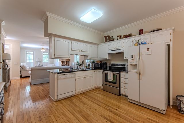 40 BUCK RUB CV, Savannah, TN 38372