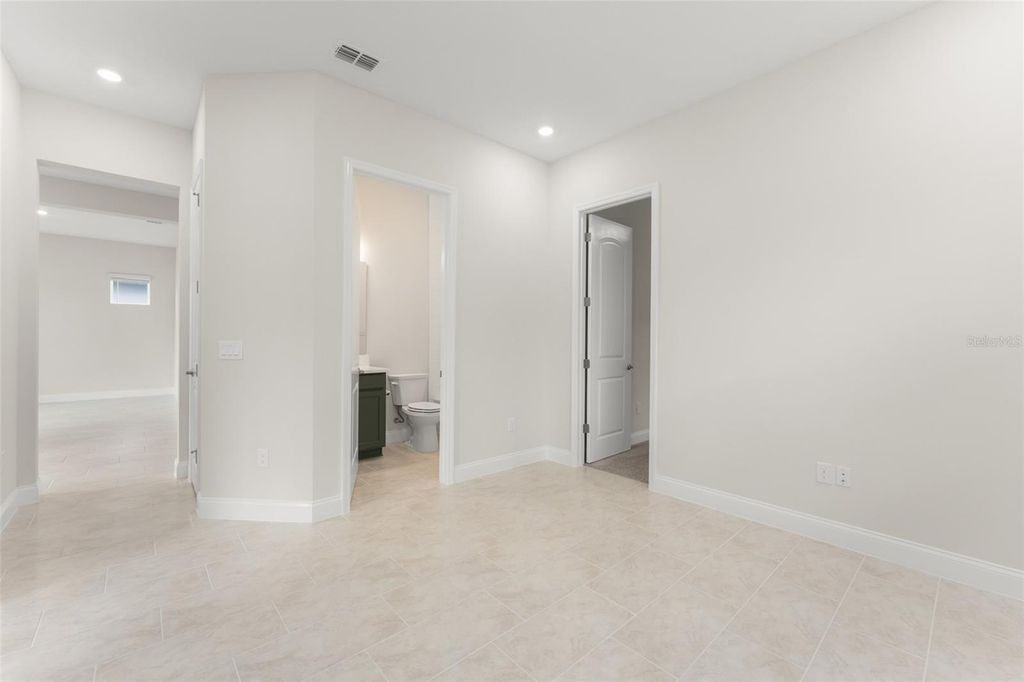 Image 8 of property listing at 13550 MCMILLAN DRIVE, Orlando, FL 32827