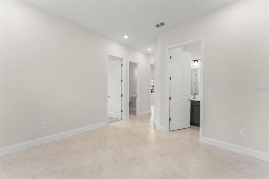 Image 9 of property listing at 13550 MCMILLAN DRIVE, Orlando, FL 32827