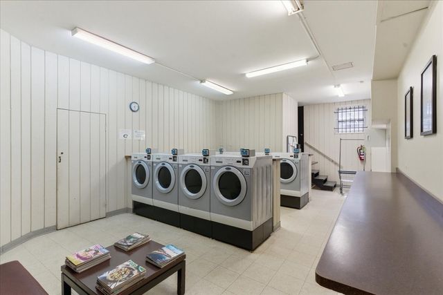 802 W GEORGE Street 1, Chicago, IL 60657