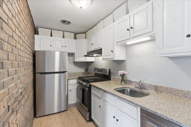 802 W GEORGE Street 1, Chicago, IL 60657