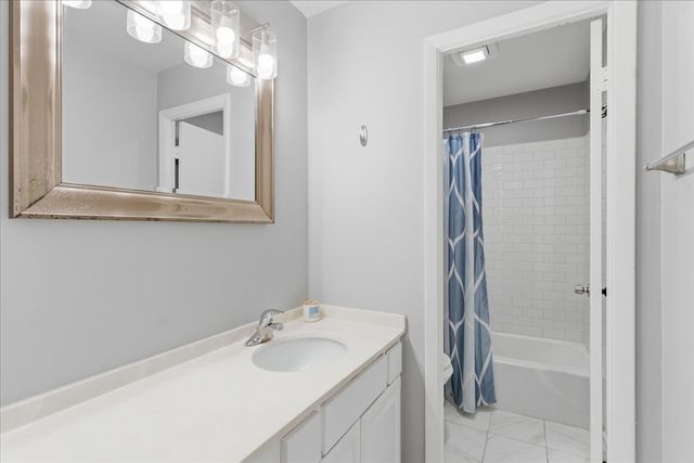 802 W GEORGE Street 1, Chicago, IL 60657