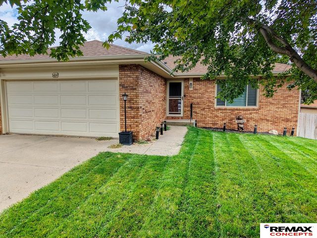 5214 English Drive, Lincoln, NE 68516