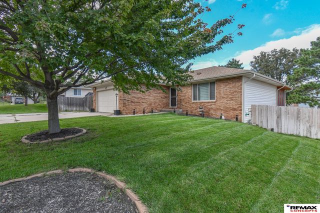 5214 English Drive, Lincoln, NE 68516
