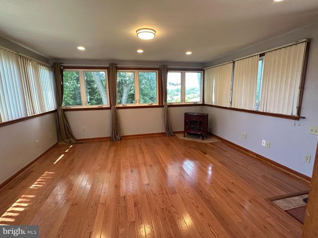 64 WARRIOR RD, Drexel Hill, PA 19026