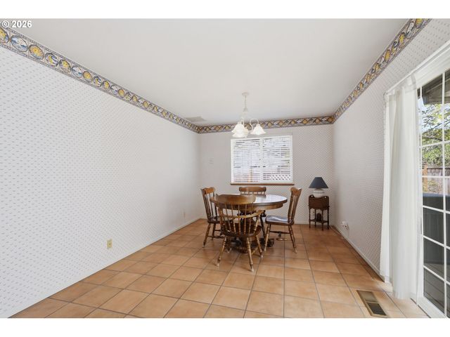 1763 LABONA Dr, Eugene, OR 97404