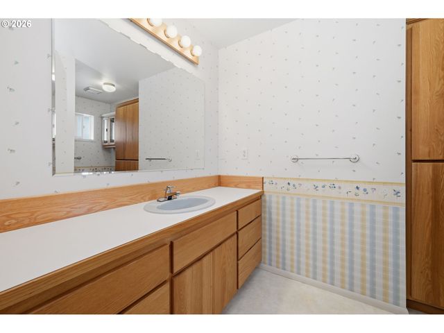 1763 LABONA Dr, Eugene, OR 97404