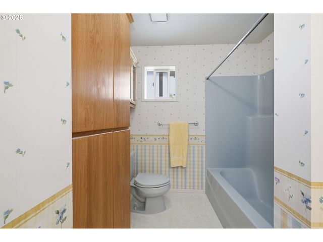 1763 LABONA Dr, Eugene, OR 97404