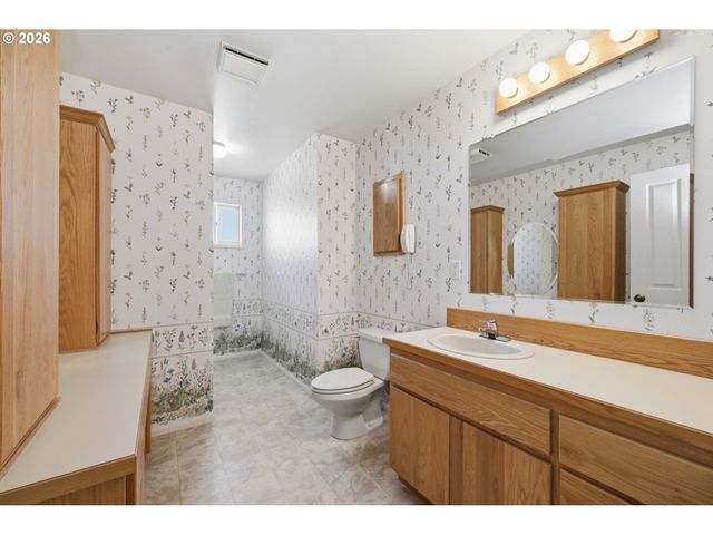 1763 LABONA Dr, Eugene, OR 97404