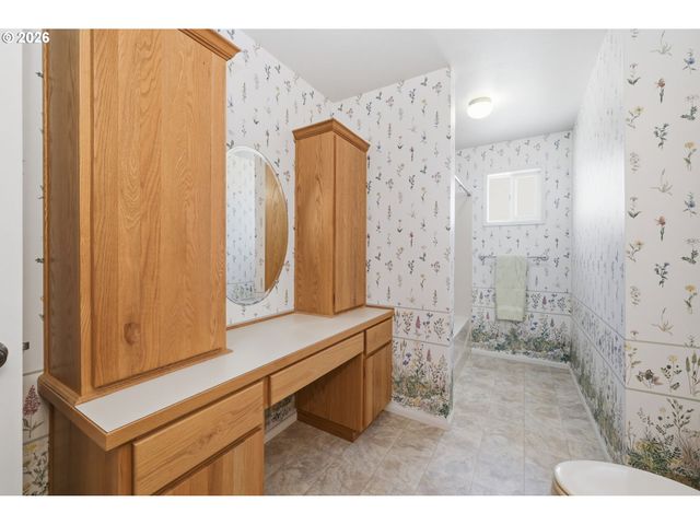 1763 LABONA Dr, Eugene, OR 97404