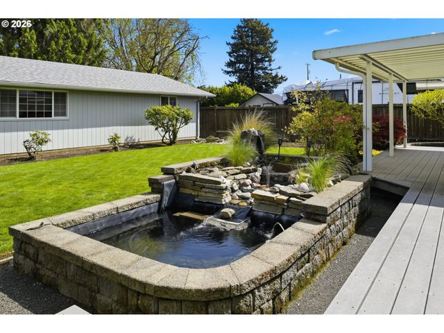 1763 LABONA Dr, Eugene, OR 97404