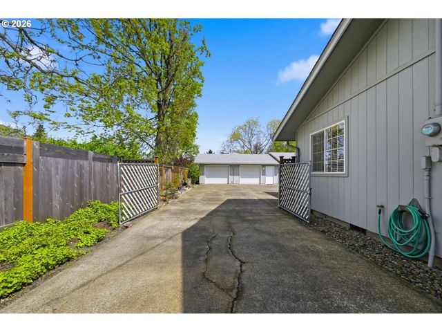 1763 LABONA Dr, Eugene, OR 97404