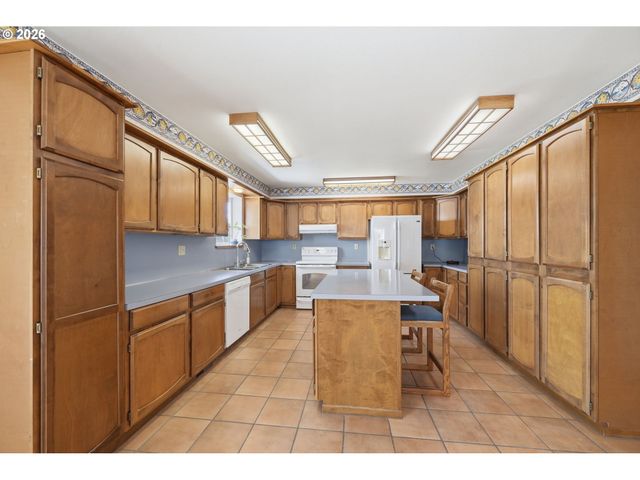 1763 LABONA Dr, Eugene, OR 97404