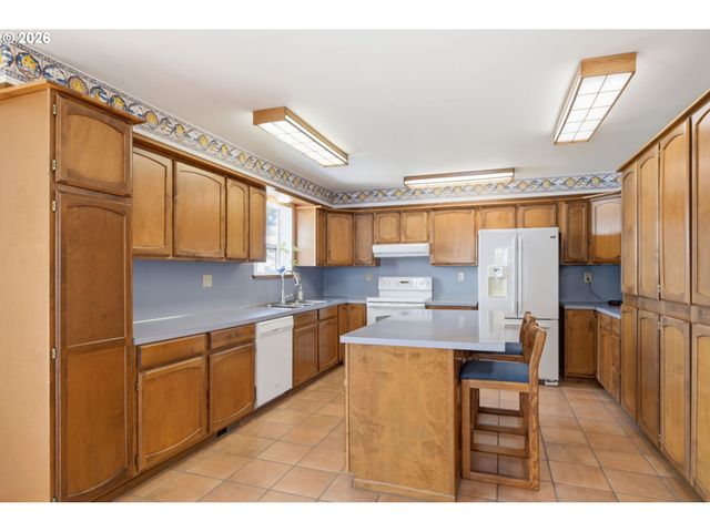 1763 LABONA Dr, Eugene, OR 97404