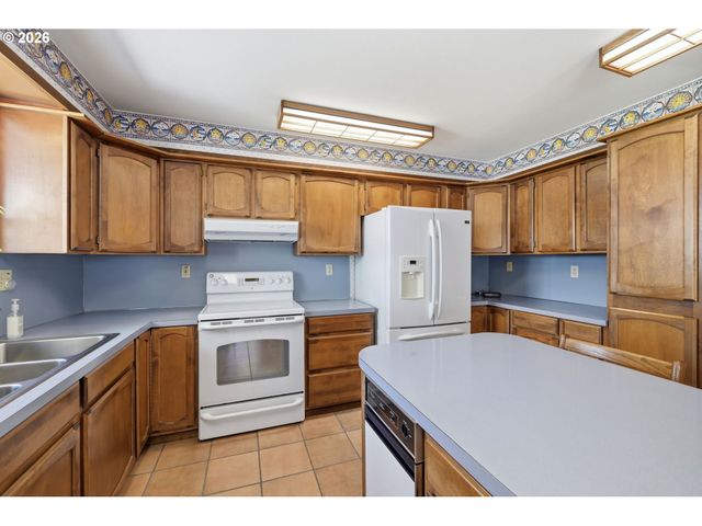 1763 LABONA Dr, Eugene, OR 97404