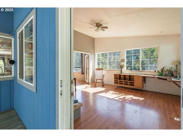 2524 Se MANNTHEY Rd, Corbett, OR 97019