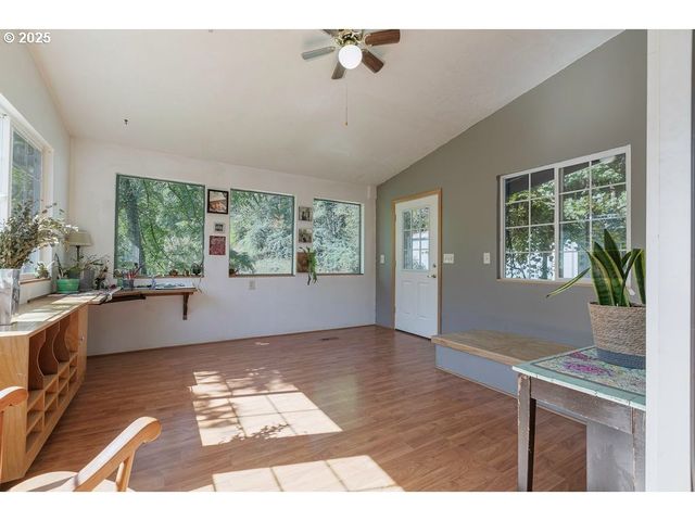 2524 Se MANNTHEY Rd, Corbett, OR 97019