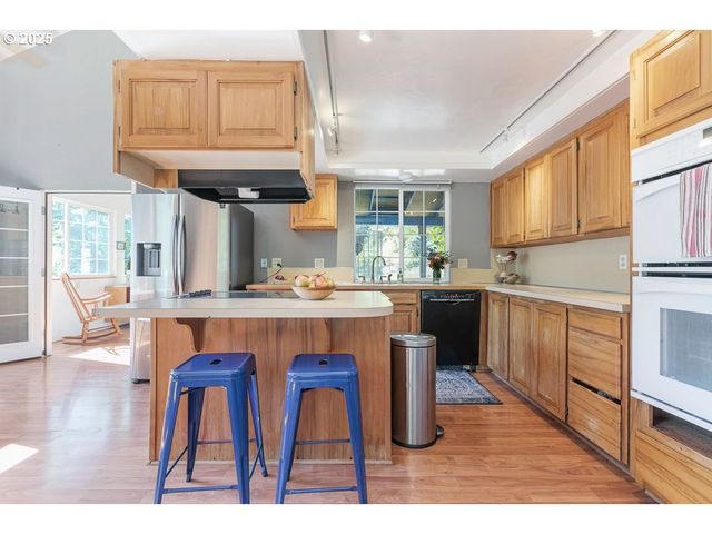 2524 Se MANNTHEY Rd, Corbett, OR 97019