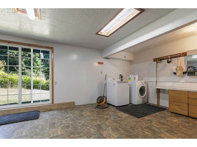 2524 Se MANNTHEY Rd, Corbett, OR 97019