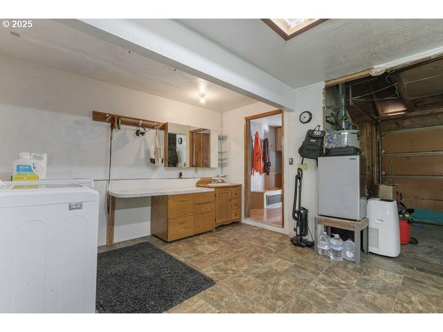 2524 Se MANNTHEY Rd, Corbett, OR 97019