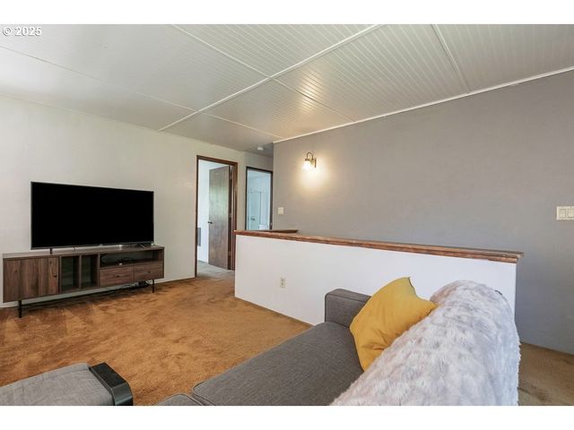 2524 Se MANNTHEY Rd, Corbett, OR 97019