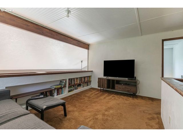 2524 Se MANNTHEY Rd, Corbett, OR 97019