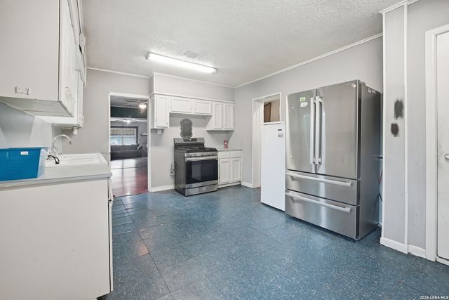 1938 W Kings Hwy, San Antonio, TX 78201