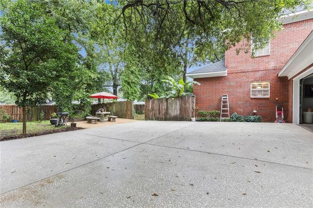 6300 Hillcrest Oaks Drive, Mobile, AL 36693