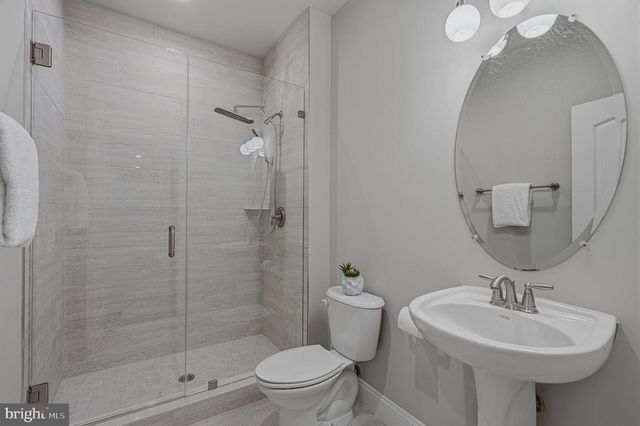 6804 DEAN DR, Mclean, VA 22101