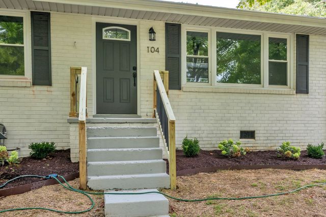 104 S Hummingbird Ln, S, Dickson, TN 37055