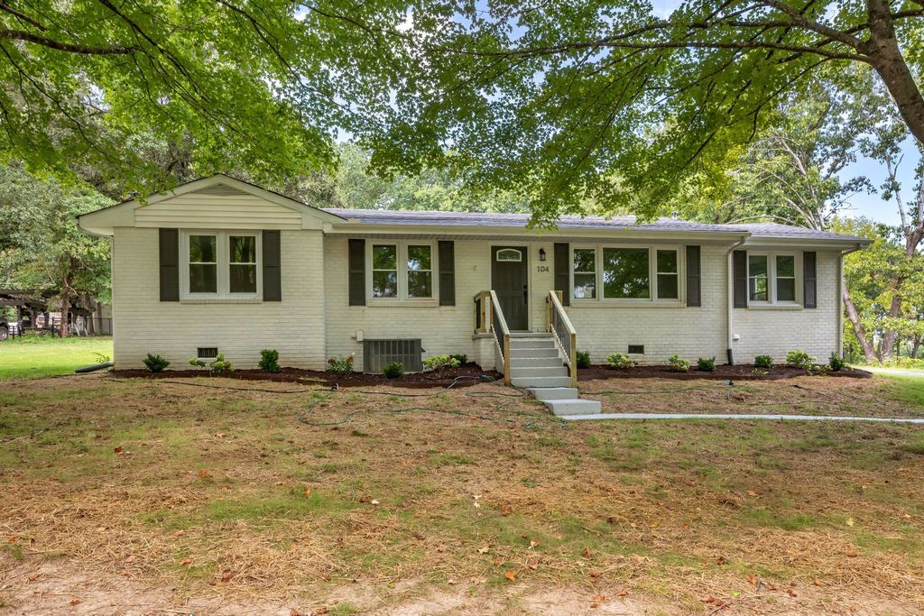 104 S Hummingbird Ln, S, Dickson, TN 37055