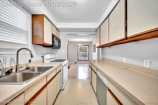 1634 Crooks Road, Royal Oak, MI 48067