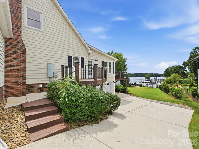 20845 Lagoona Drive, Cornelius, NC 28031