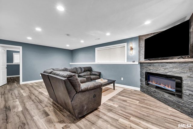 638 MICKEL Parkway, Washington, IL 61571