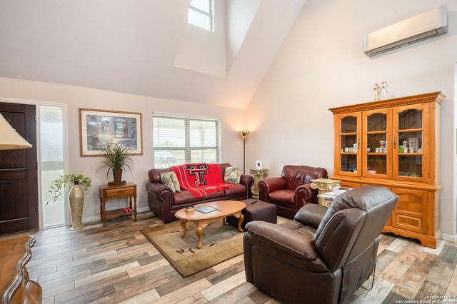 163 Buckeye, Seguin, TX 78155