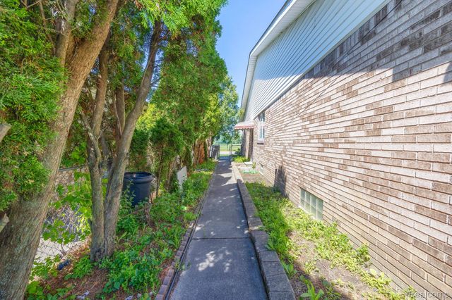 5858 Reuter Street, Dearborn, MI 48126