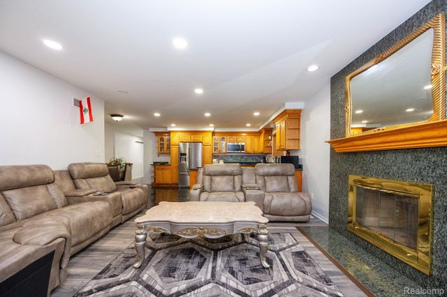 5858 Reuter Street, Dearborn, MI 48126