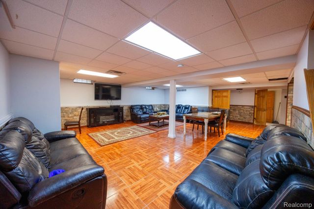 5858 Reuter Street, Dearborn, MI 48126